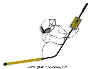 Przedstawiony na rysunku instrument geodezyjny przeznaczony jest do